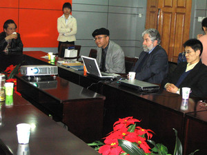 听取中方家长的提问， 左一为中国对外友好合作服务中心的国际合作业务总监-留学移民部部长---胡杨先生。