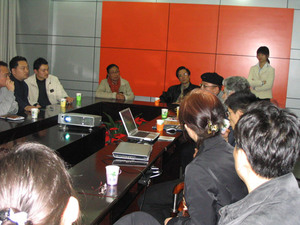 座谈会一角------家长和同学们正在认真倾听Prof. Mieczyslaw Szlezer介绍欧洲艺术渊源和现状