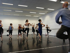 舞蹈学院舞蹈课教学情形