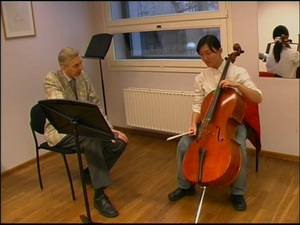 专业课一对一的教学情形(左侧为世界知名的大提琴家兼管弦乐主任Prof. Peeter Paemurru，右侧为来自天津的学生杨淑仪)