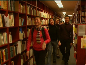 中国留学生在学院图书馆学习的情景。（前面第一位是来自内蒙古攻读钢琴硕士的李瑞同学